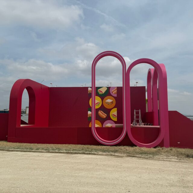 Assembly of the stand on site